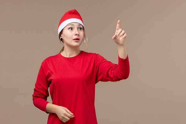 Vista frontal de uma jovem mulher com capa de natal em marrom