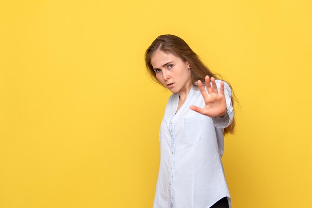 Vista frontal de uma jovem mulher pedindo para parar