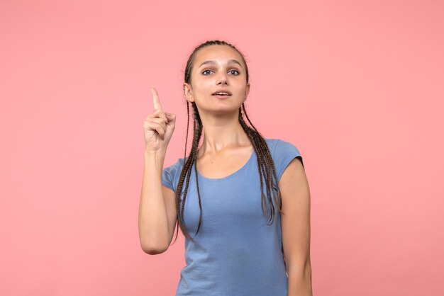 Vista frontal de uma jovem mulher rosa