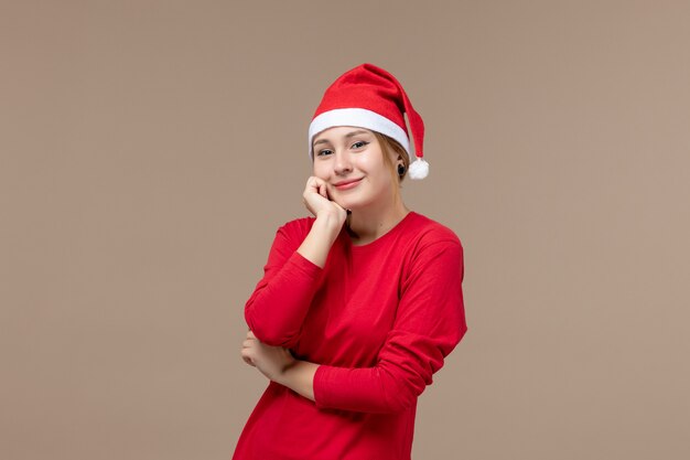 Vista frontal de uma jovem mulher sorrindo em marrom