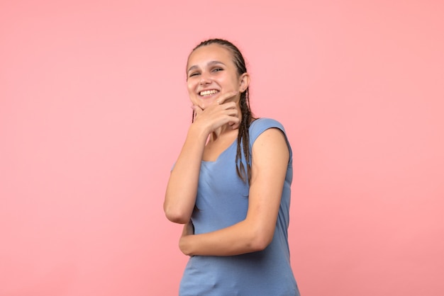 Vista frontal de uma jovem mulher sorrindo rosa