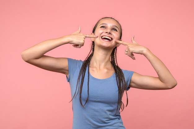 Vista frontal de uma jovem mulher sorrindo rosa