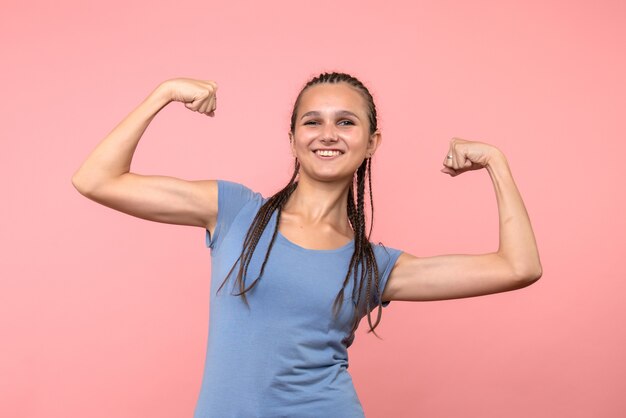 Vista frontal de uma jovem mulher sorrindo rosa