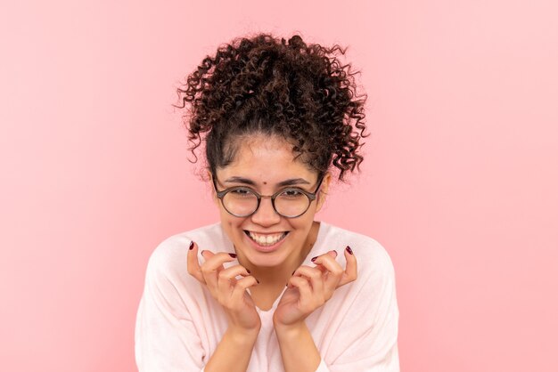 Foto grátis vista frontal de uma jovem rindo em rosa