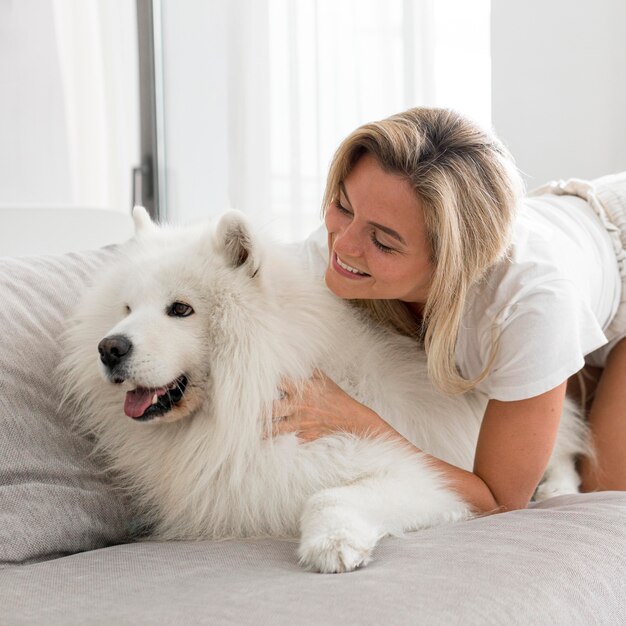 Vista frontal de uma linda mulher e cachorro