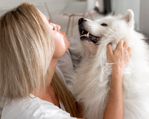 Vista frontal de uma linda mulher e cachorro