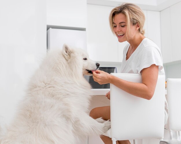 Vista frontal de uma linda mulher e cachorro