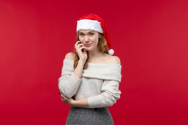 Vista frontal de uma mulher bonita com uma expressão sorridente no vermelho