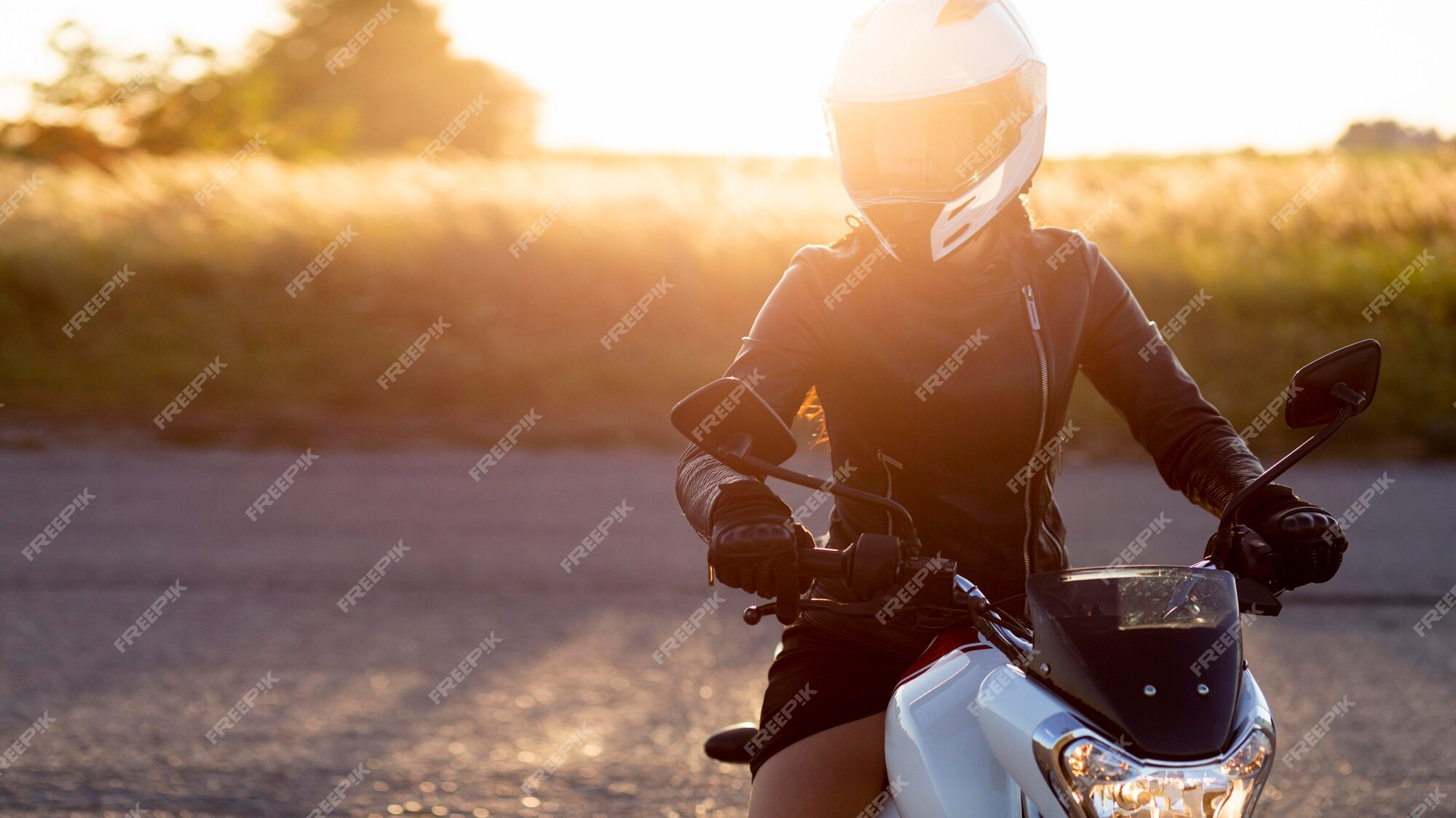 Foto Uma pessoa andando de moto em uma pista de corrida – Imagem de  Capacete grátis no Unsplash