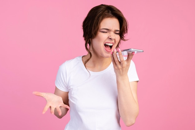 Vista frontal de uma mulher gritando ao telefone