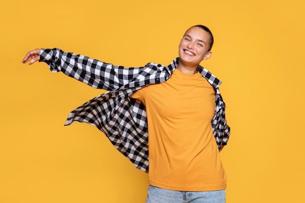 Vista frontal de uma mulher sorridente com camisa xadrez