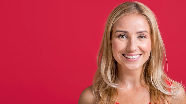 Vista frontal de uma mulher sorridente posando com espaço de cópia