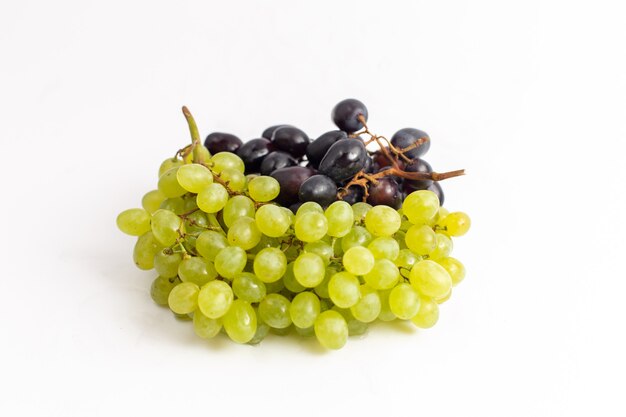 Vista frontal de uvas frescas e suculentas frutas maduras na mesa branca