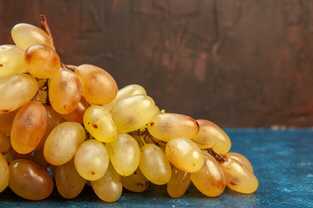 Foto grátis vista frontal de uvas frescas na foto de cor azul suco de frutas vinho suave