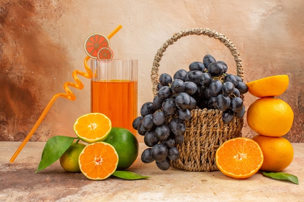 Foto grátis vista frontal de uvas pretas frescas com laranja no fundo claro fruta suave foto árvore vitamínica madura