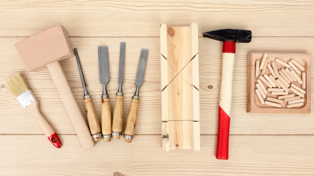 Vista frontal de várias ferramentas de carpinteiro