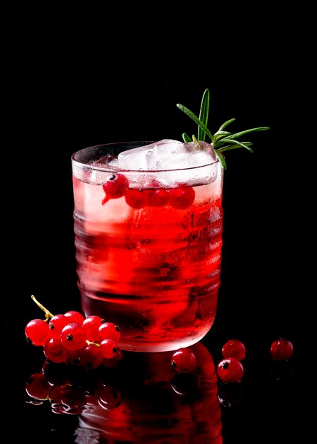 Vista frontal de vodka cranberry em vidro