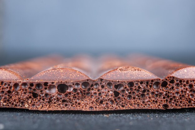 Vista frontal deliciosa barra de chocolate em fundo escuro foto colorida sobremesa biscoito doce cacau