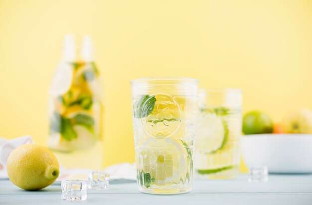 Vista frontal deliciosa limonada caseira