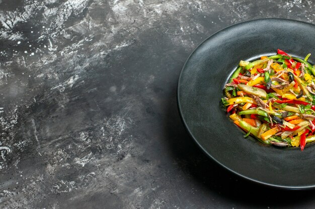 Vista frontal deliciosa salada de vegetais na mesa cinza comida madura saúde dieta cor