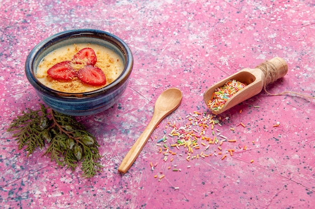 Foto grátis vista frontal deliciosa sobremesa cremosa com morangos fatiados vermelhos na parede rosa claro sobremesa sorvete doce de frutas vermelhas