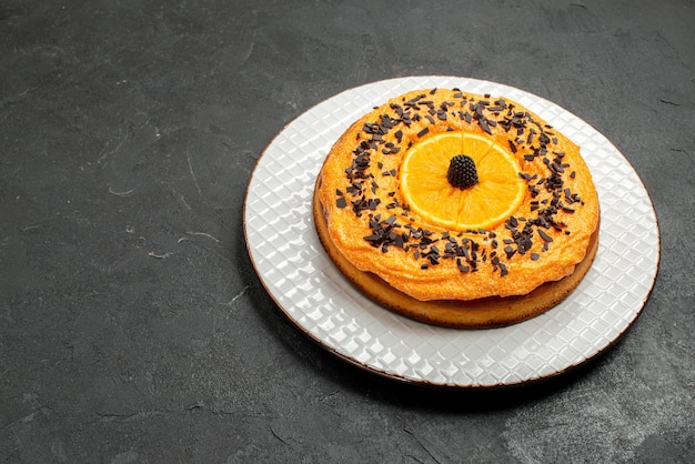 Vista frontal deliciosa torta com gotas de chocolate e fatias de laranja em fundo escuro torta sobremesa bolo biscoito