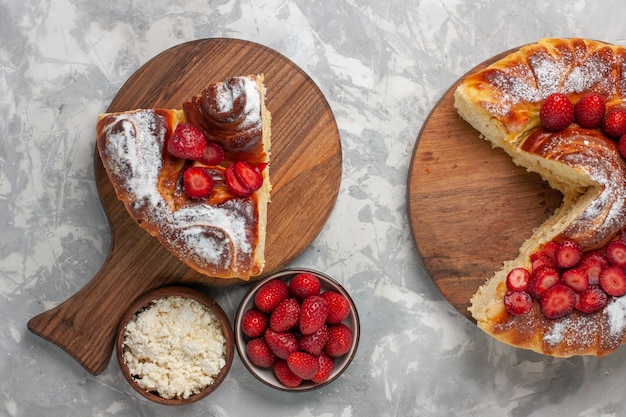 Vista frontal deliciosa torta de morango assada e saborosa fatia de sobremesa na superfície branca