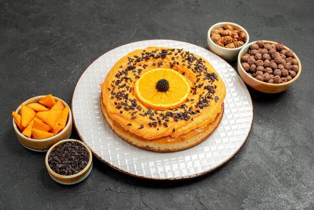 Vista frontal deliciosa torta doce com fatias de laranja em fundo escuro torta de biscoito bolo de sobremesa biscoito de chá