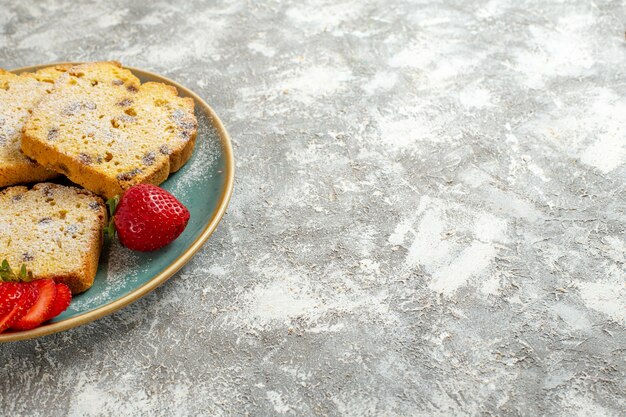 Vista frontal deliciosas fatias de bolo com frutas na superfície clara torta bolo de frutas doce