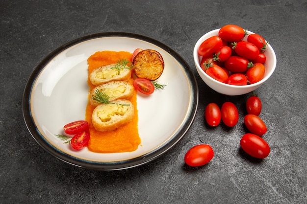 Vista frontal deliciosas tortas de batata com abóbora e tomate fresco em fundo cinza escuro forno assar prato cor fatia de jantar