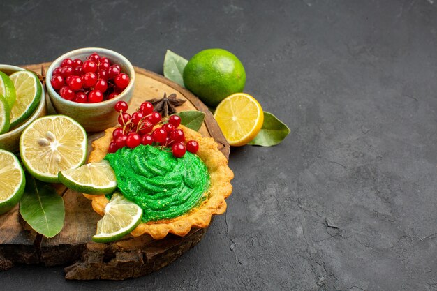 Vista frontal delicioso bolo cremoso com frutas