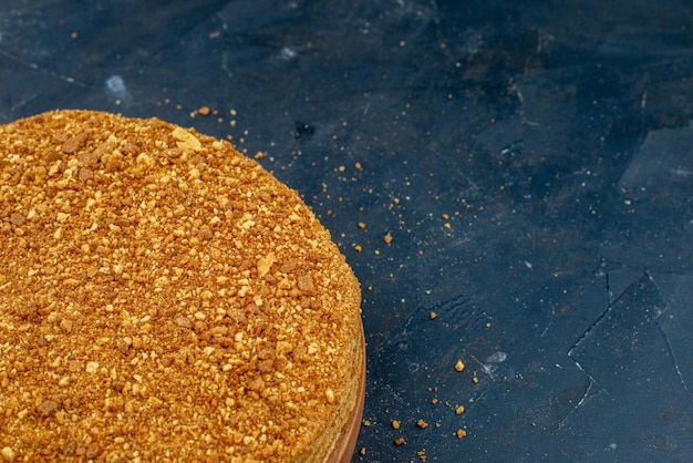 Vista frontal delicioso bolo de mel em fundo escuro massa bolo de açúcar biscoito doce assar chá sobremesa torta