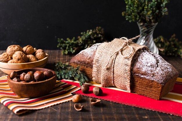 Vista frontal delicioso bolo feito para o Natal