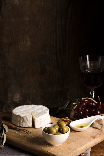 Foto grátis vista frontal delicioso buffet com queijo na placa de madeira