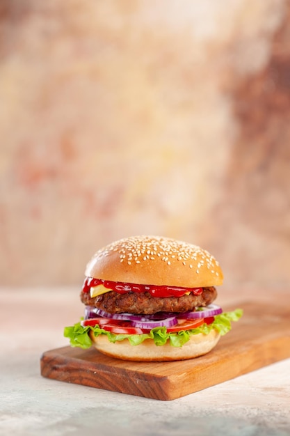 Vista frontal delicioso cheeseburger na tábua de corte fundo claro salada fast-food sanduíche hambúrguer lanche jantar batata