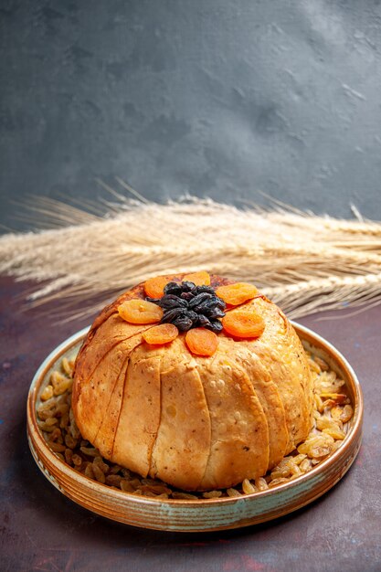 Vista frontal - delicioso shakh plov cozido refeição de arroz com passas no fundo escuro refeição massa de jantar cozinhar comida de arroz