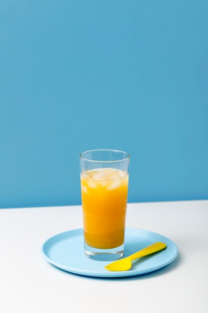 Vista frontal delicioso smoothie de laranja