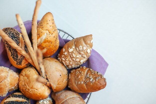 Vista frontal deliciosos bolos doces dentro do prato na mesa de luz assar biscoito de açúcar massa de biscoito chá doce doce