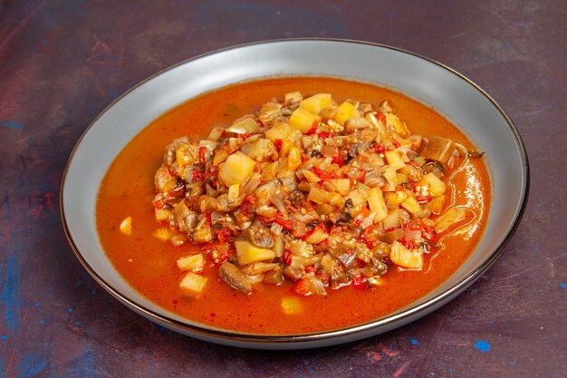 Vista frontal deliciosos vegetais cozidos fatiados com molho no fundo escuro molho de sopa refeição de vegetais alimentos