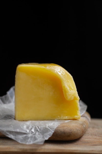 Vista frontal do bloco de queijo derretido