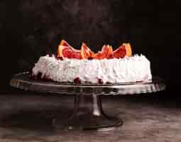 Foto grátis vista frontal do bolo com glacê e frutas
