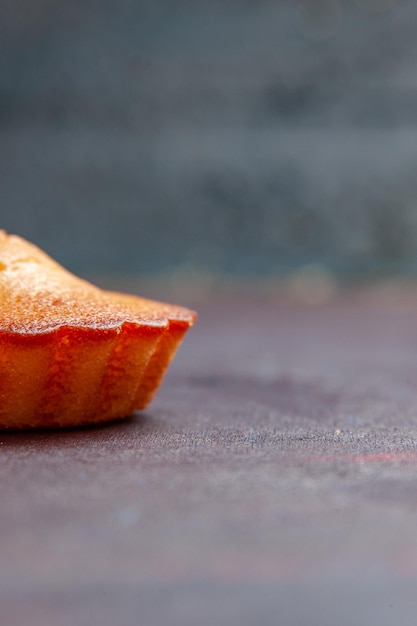 Foto grátis vista frontal do bolo gostoso no fundo escuro torta bolo de biscoito biscoito doce chá de açúcar