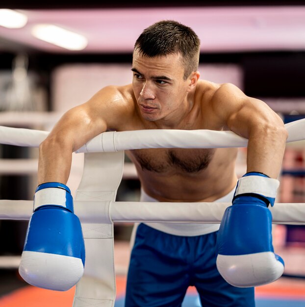 Vista frontal do boxer masculino no ringue