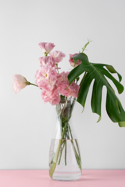 Vista frontal do buquê de flores em um vaso