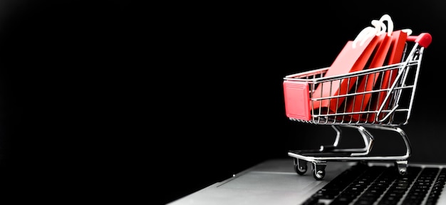Vista frontal do carrinho de compras de segunda-feira cibernética com sacolas e espaço de cópia