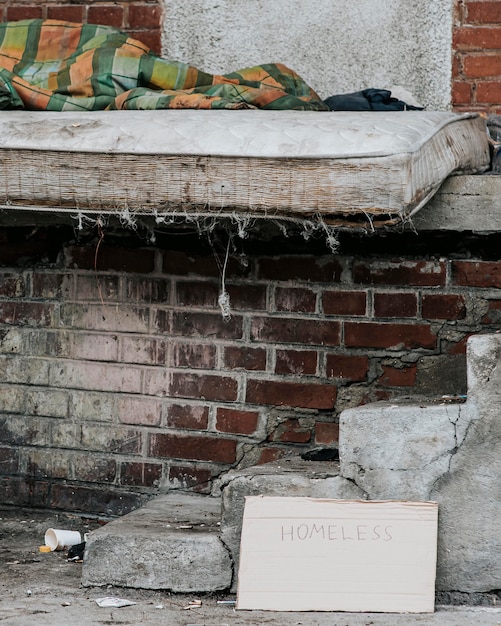 Vista frontal do colchão com cobertor para moradores de rua