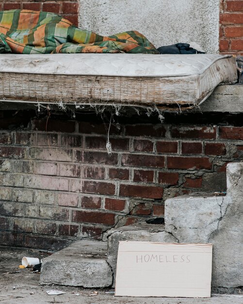 Vista frontal do colchão com cobertor para moradores de rua