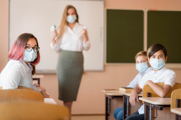 Foto grátis vista frontal do conceito ambicioso de volta às aulas