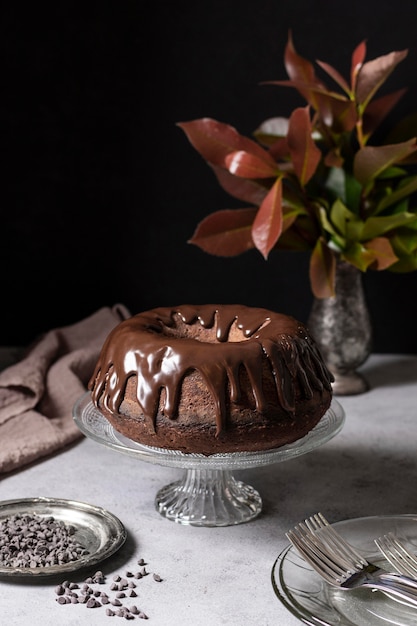 Vista frontal do conceito de bolo de chocolate delicioso