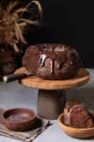 Foto grátis vista frontal do conceito de bolo de chocolate delicioso